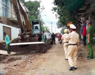 Trung tá công an bị xe ủi tông tử vong khi đang kiểm tra đường ống nước