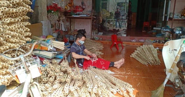 Thợ làm hàng mã "tăng ca" cho kịp ngày tiễn ông Công, ông Táo