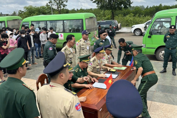 85 công dân Việt Nam được đưa từ Campuchia về nước qua cửa khẩu ở Đồng Nai 85 công dân Việt Nam được đưa từ Campuchia về nước qua cửa khẩu ở Đồng Nai