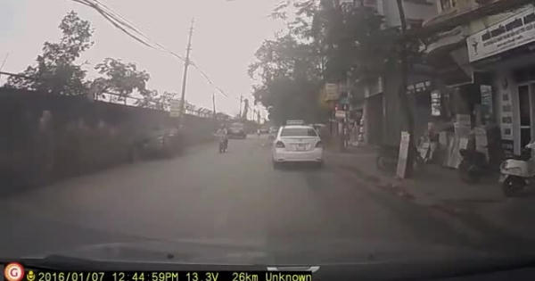 Hà Nội: Lái xe máy bóp cứng phanh, hút chết trước đầu ô tô