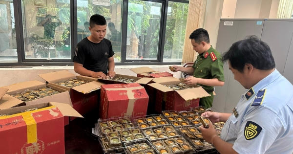 Thu giữ 808 chiếc bánh Trung thu do nước ngoài sản xuất