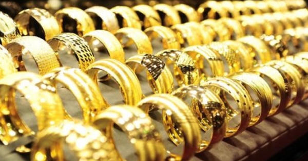 Giá vàng thế giới bất ngờ tăng vọt, trong nước giảm nhẹ phiên cuối tuần