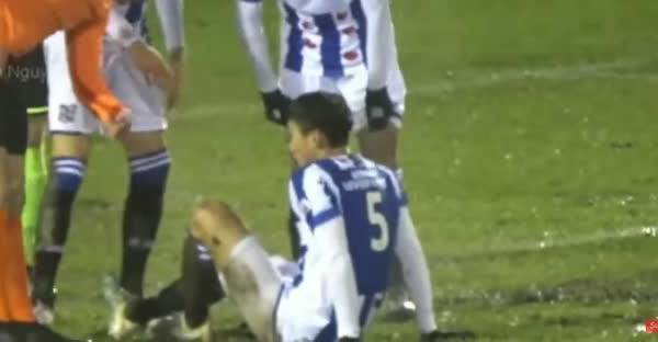 [Clip]: Xem lại tình huống Văn Hậu dính chấn thương trong trận đại thắng của Heerenveen