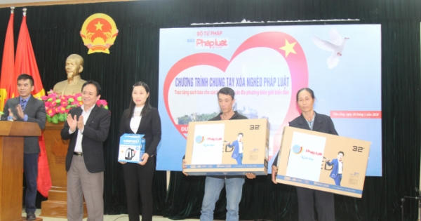 Ấm tình người trong hành trình "chở luật" tới vùng biển đảo