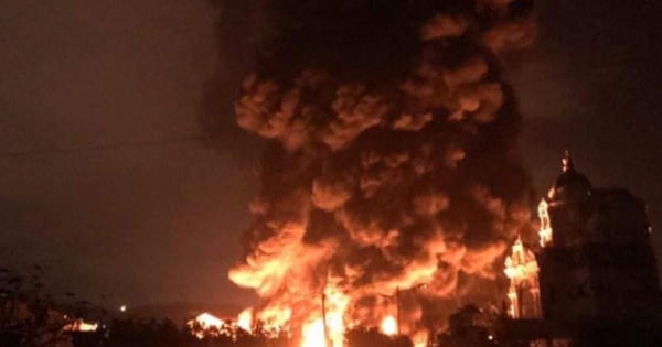 Quảng Ninh: Biển lửa bao trùm xưởng chứa lốp ô tô lúc rạng sáng