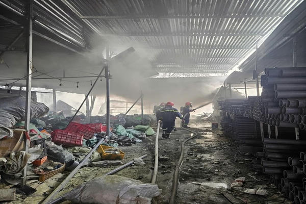 24 Cảnh sát PCCC khống chế vụ cháy lớn tại Biên Hoà vào ngày cuối năm