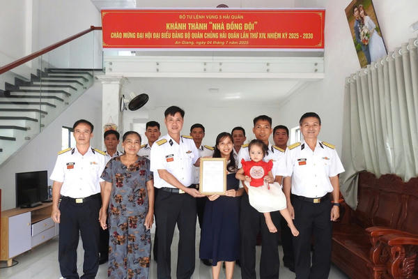 Bộ Tư lệnh Vùng 5 Hải quân bàn giao 4 “Nhà đồng đội” Bộ Tư lệnh Vùng 5 Hải quân bàn giao 4 “Nhà đồng đội”