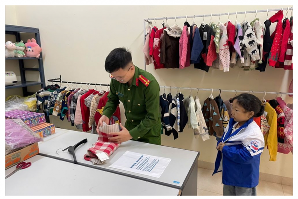 Ấm áp yêu thương từ “Gian hàng 0 đồng” của Công an Thái Nguyên