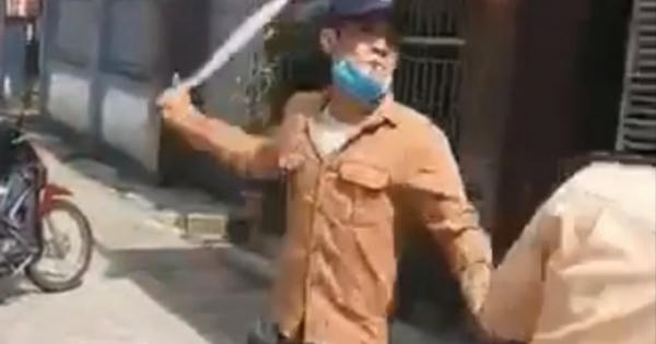 Khởi tố đối tượng cầm dao dọa chém CSGT khi bị dừng xe vì không đội mũ bảo hiểm