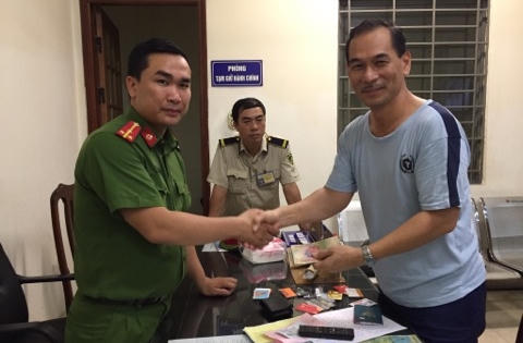 Công an trả lại chiếc ví có gần 15 tiệu đồng và nhiều thẻ ATM cho du khách nước ngoài Công an trả lại chiếc ví có gần 15 tiệu đồng và nhiều thẻ ATM cho du khách nước ngoài