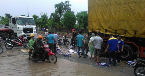 Người dân “vật lộn” với sình lầy nhặt bia cùng tài xế