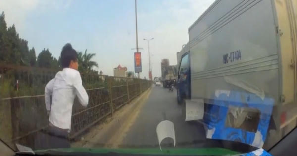 [Clip]: Màn rượt đuổi "thót tim" của 2 ô tô sau va chạm giao thông