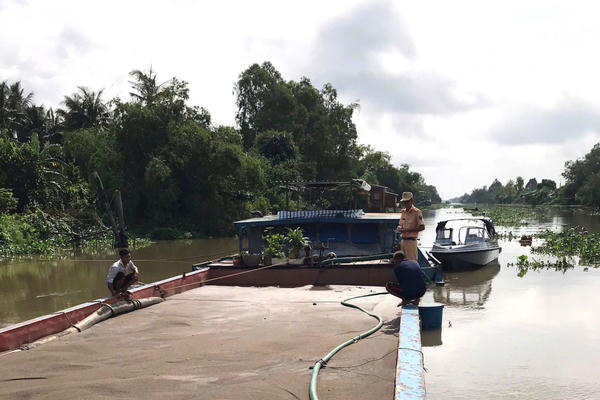 Đồng Tháp: Liên tiếp bắt giữ phương tiện vận chuyển cát trái phép trên sông