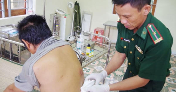 Gương sáng y sĩ biên phòng ở bản vùng biên Phà Lõm Gương sáng y sĩ biên phòng ở bản vùng biên Phà Lõm