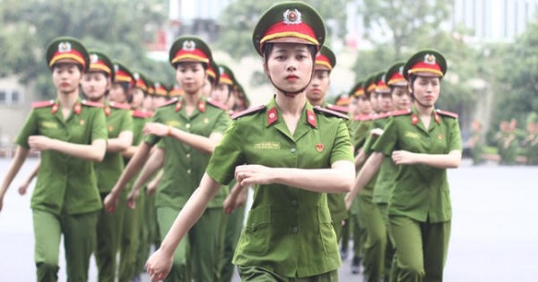 Nữ sĩ quan hàm Đại tá và Thượng tá công an được kéo dài thêm bao nhiêu năm công tác? Nữ sĩ quan hàm Đại tá và Thượng tá công an được kéo dài thêm bao nhiêu năm công tác?