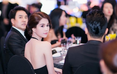 Ngọc Trinh hở táo bạo đi nhận giải tại Hàn Quốc