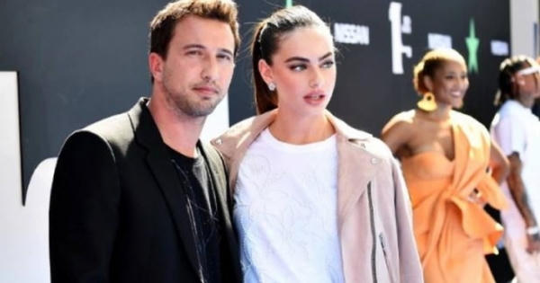 'Cô gái đẹp nhất thế giới' hẹn hò cháu tỷ phú Mỹ