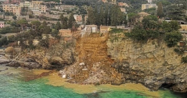 Nghĩa trang trên đỉnh vách đá sạt lở khiến cả trăm quan tài rơi xuống biển