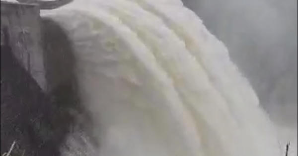 Clip - Thủy điện Bản Vẽ chính thức xả lũ, cột nước cao hơn tòa nhà 10 tầng