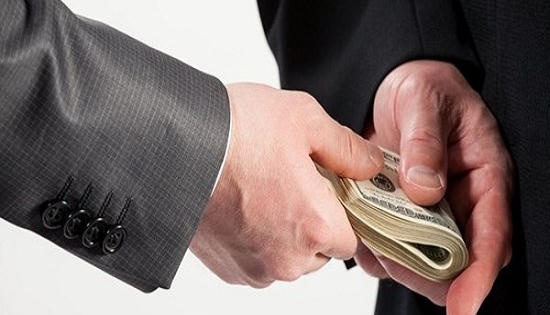 Không hoàn trả tiền "chạy việc" có vi phạm pháp luật không?