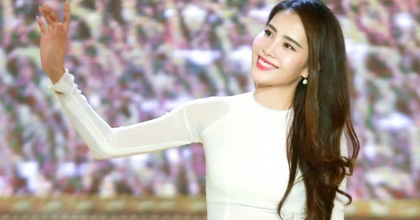 Nam Em hát 3 thứ tiếng trong đêm tiệc chào đón 50 thí sinh Hoa hậu quốc tế Nam Em hát 3 thứ tiếng trong đêm tiệc chào đón 50 thí sinh Hoa hậu quốc tế