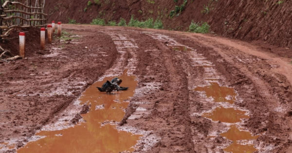 Điện Biên: Ngao ngán với tuyến đường 80 tỷ đang chuẩn bị bàn giao đã... nát như tương