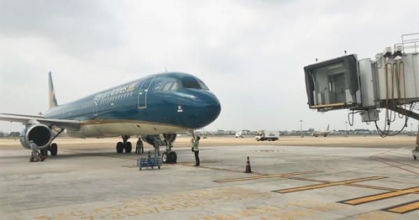 Chuyến bay Vietnam Airlines chở những du khách quốc tế đầu tiên đến Việt Nam sau khi mở cửa lại thị trường khách quốc tế Chuyến bay Vietnam Airlines chở những du khách quốc tế đầu tiên đến Việt Nam sau khi mở cửa lại thị trường khách quốc tế