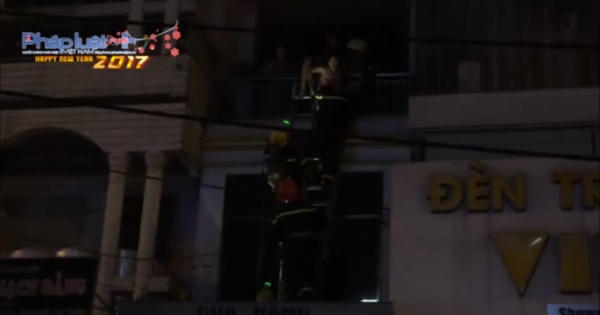 TP HCM: Cứu nhiều người mắc kẹt trong ngôi nhà 3 tầng bốc cháy