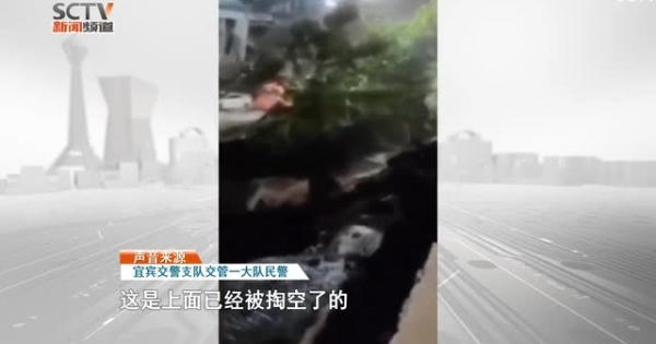 [Clip]: Hoàng hồn với cảnh 21 chiếc xe ô tô bị hố tử thần "nuốt trọn" trong đêm