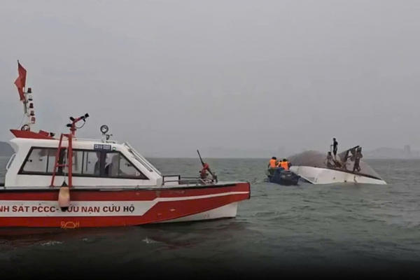 Huy động gần 300 người, xuyên đêm tìm kiếm nạn nhân vụ lật tàu tại vịnh Hạ Long
