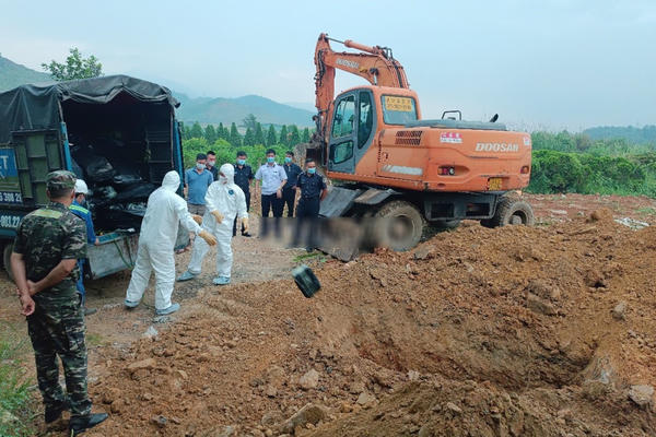 Tiêu hủy hơn 2,5 tấn thực phẩm nhập lậu từ Trung Quốc về Việt Nam