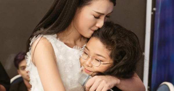 Hoàng Oanh khóc sưng mắt vì thí sinh yêu thích bị loại Hoàng Oanh khóc sưng mắt vì thí sinh yêu thích bị loại