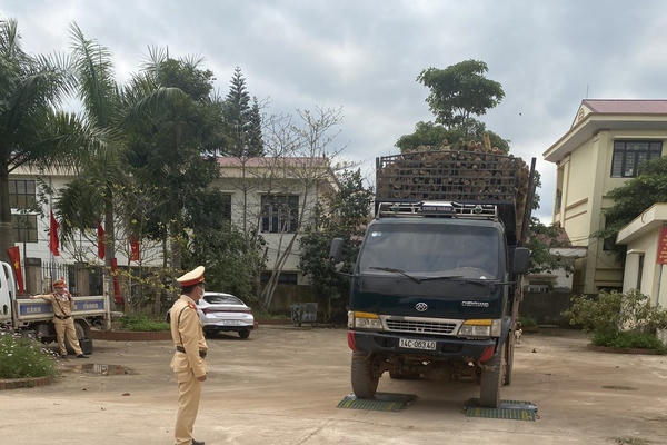 Công an huyện Sơn Động hạn chế đến mức thấp nhất tình trạng xe chở quá khổ, quá tải