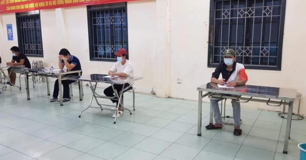 Phát hiện nhóm thợ xây thuê ô tô chở từ Tây Hồ ra cầu Trung Hà để về quê