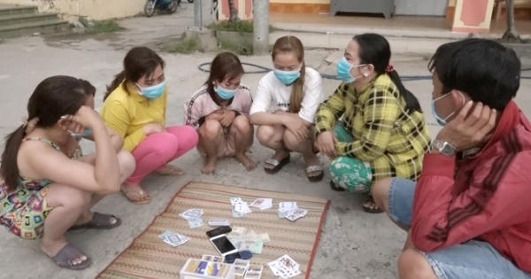 An Giang: Bắt quả tang tụ điểm đánh bài ăn tiền