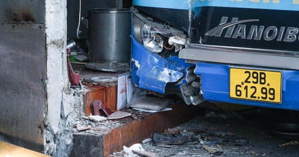 Xe buýt lao vào nhà dân khiến 3 người bị thương
