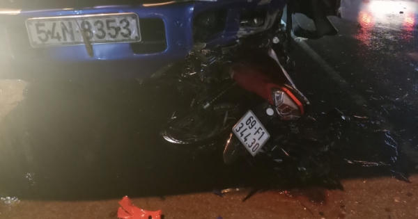 Bình Dương: Chạy xe máy trong cơn mưa tầm tã, một người lao vào xe tải tử vong