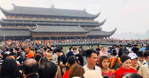 Chùa Tam Chúc: 3 lần dừng bán vé 3 vì 5 vạn du khách vãn cảnh dịp cuối tuần