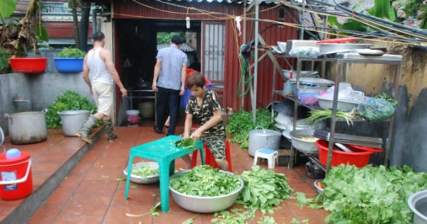 Bắc Giang: "Giật mình" với hàng nghìn suất ăn "bẩn" mỗi ngày tại KCN Đình Trám