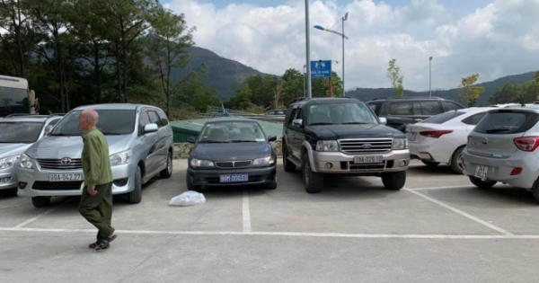 Xe biển xanh “lấp ló” ở lễ hội chùa Ba Vàng