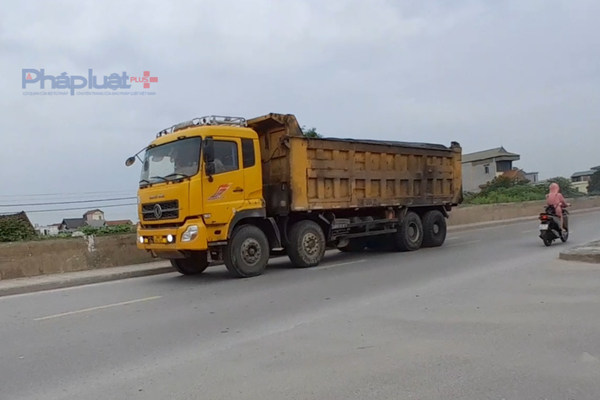 Tái diễn tình trạng xe có dấu hiệu quá tải hoạt động ở huyện Gia Lâm