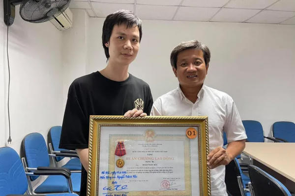 Ông Đoàn Ngọc Hải tặng lại Huân chương Lao động hạng Ba cho người khác để lấy tiền từ thiện