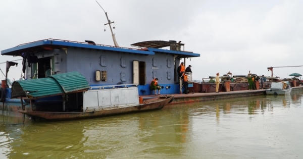 Dùng tàu vỏ sắt trọng tải “khủng”, công suất rất lớn khai thác cát trái phép sông Lam