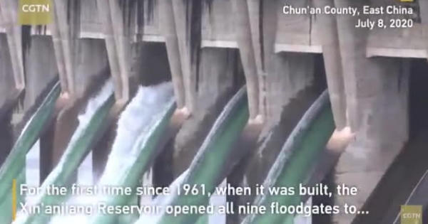 [Clip]: Đập hồ chứa Xin’anjiang Trung Quốc mở hết 9 cửa xả lũ