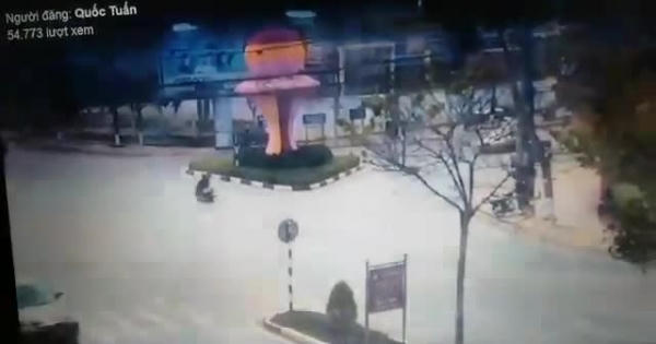 Video: Xe mô tô phân khối lớn lao với tốc độ kinh hoàng đâm vào thân xe taxi tại ngã ba Noong Đúc