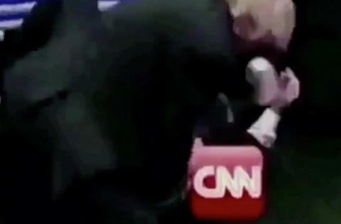 Tổng thống Donald Trump đăng video đấm gục CNN trên Twitter