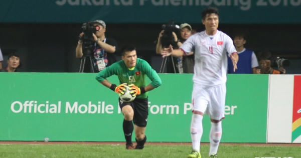 Thủ môn Bùi Tiến Dũng thiết lập kỷ lục chưa từng có cho bóng đá Việt Nam