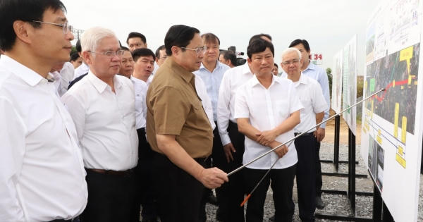 Thủ tướng khảo sát một số tuyến đường kết nối Đông Nam bộ với Bình Dương