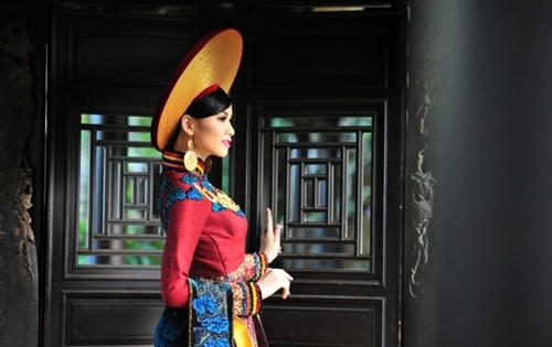 Gặp nhà thiết kế dát vàng trên áo dài Việt