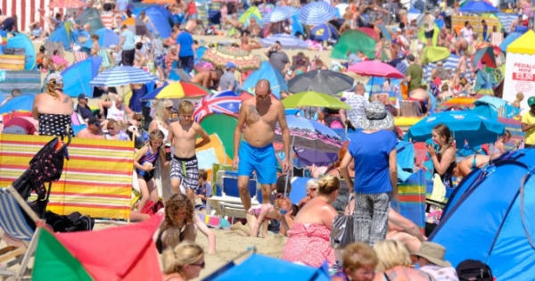 Người dân Châu Âu đối mặt với nắng nóng ngột ngạt gần 50 độ C Người dân Châu Âu đối mặt với nắng nóng ngột ngạt gần 50 độ C